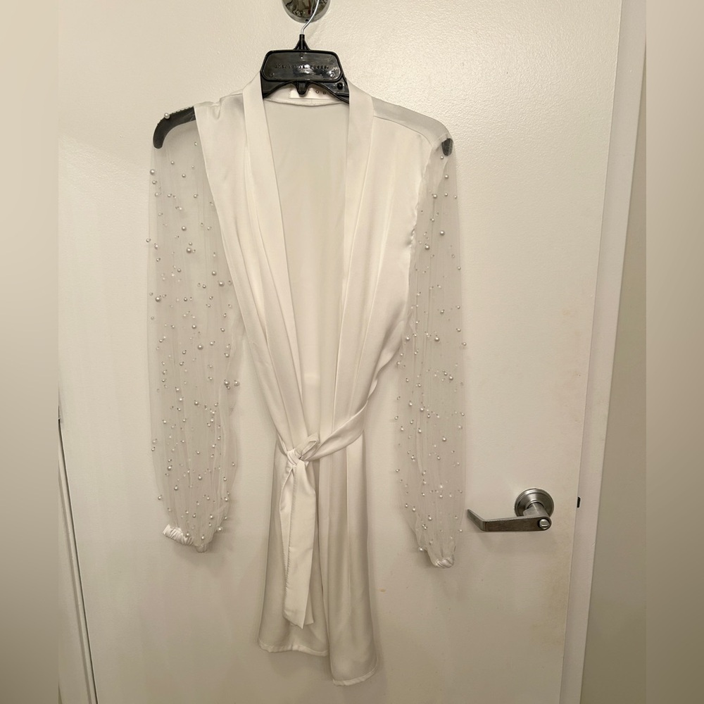 Elegant White Sheer Sleeve Women's Robe